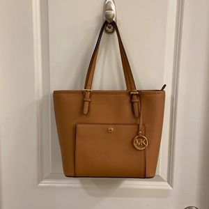 Micheal Kors bucket tote and wallet genuine leather NEVER BEEN USED